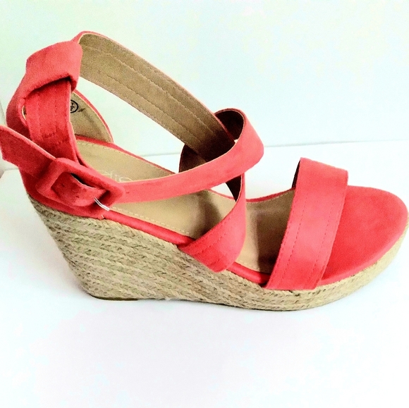 Coral Wedge, ankle adjustable buckle for closure - Picture 2 of 5